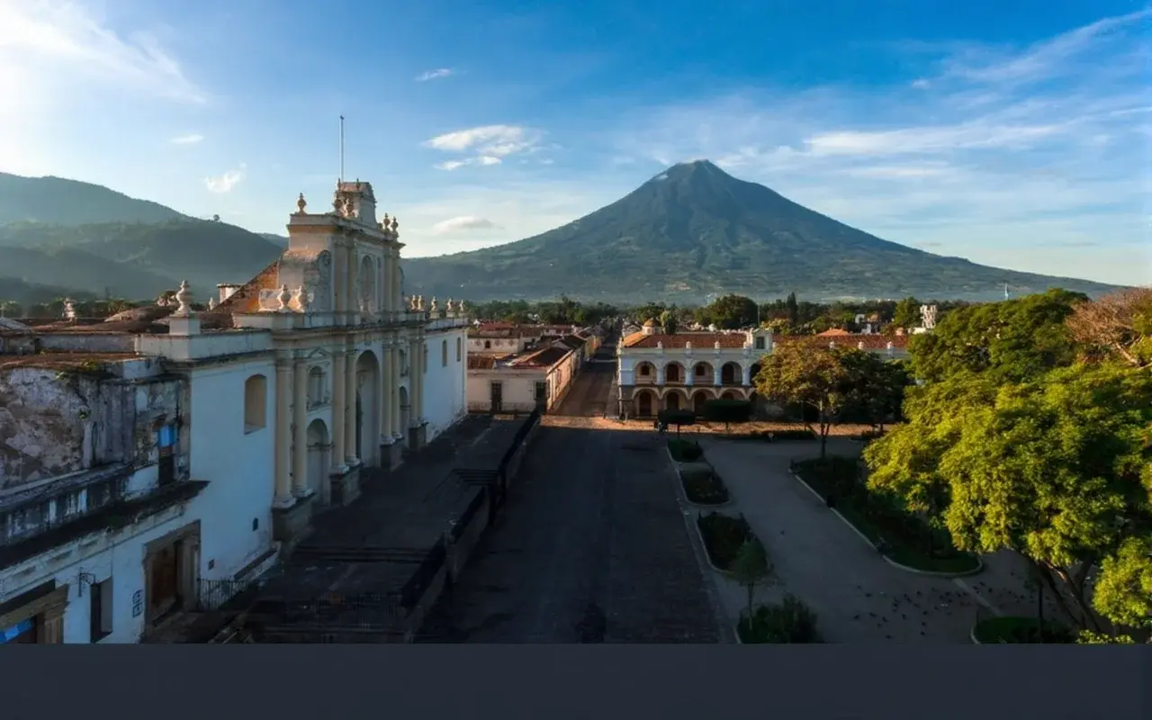 Imagen vibrante de Antigua Guatemala llena de historia y cultura.