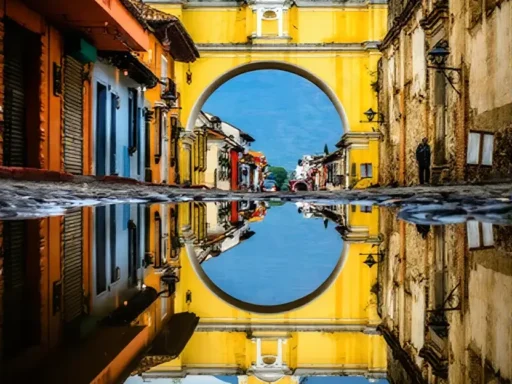 Imagen de un viajero explorando las calles de Antigua Guatemala.