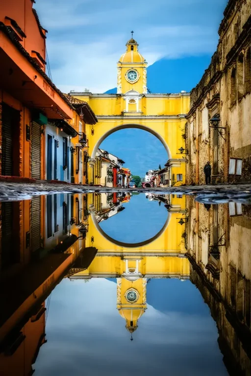 Imagen de un viajero explorando las calles de Antigua Guatemala.