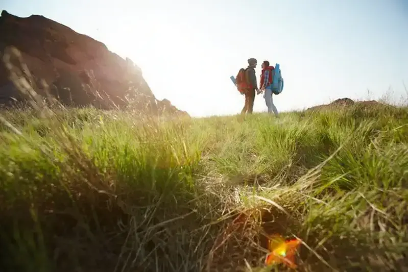 Personas haciendo senderismo con vistas al lago y volcanes.