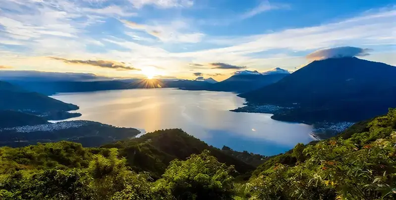 Ruta turística por el lago de Atitlán rodeado de volcanes y pueblos pintorescos.