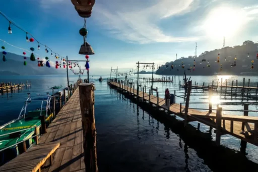 Ruta turística por el lago de Atitlán rodeado de volcanes y pueblos pintorescos.