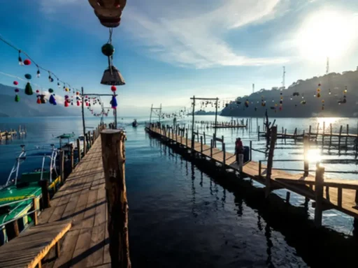Ruta turística por el lago de Atitlán rodeado de volcanes y pueblos pintorescos.