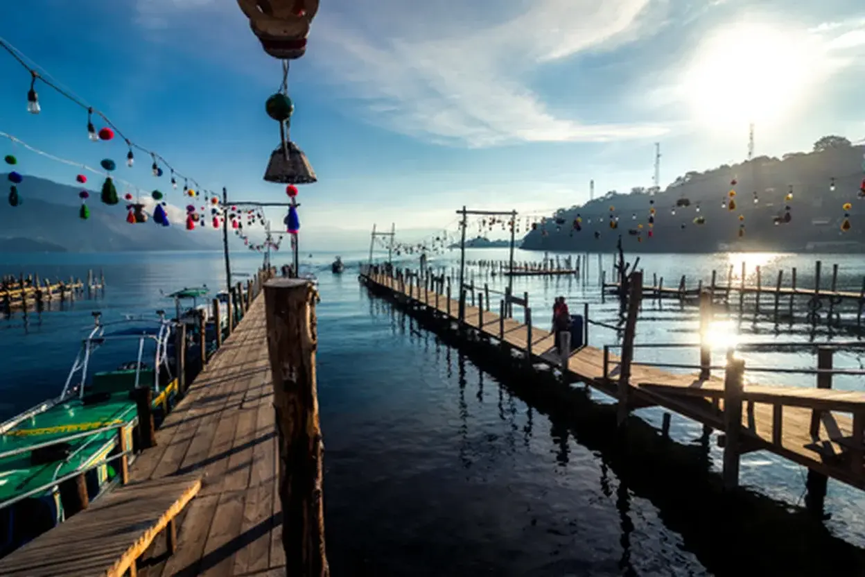 Ruta turística por el lago de Atitlán rodeado de volcanes y pueblos pintorescos.