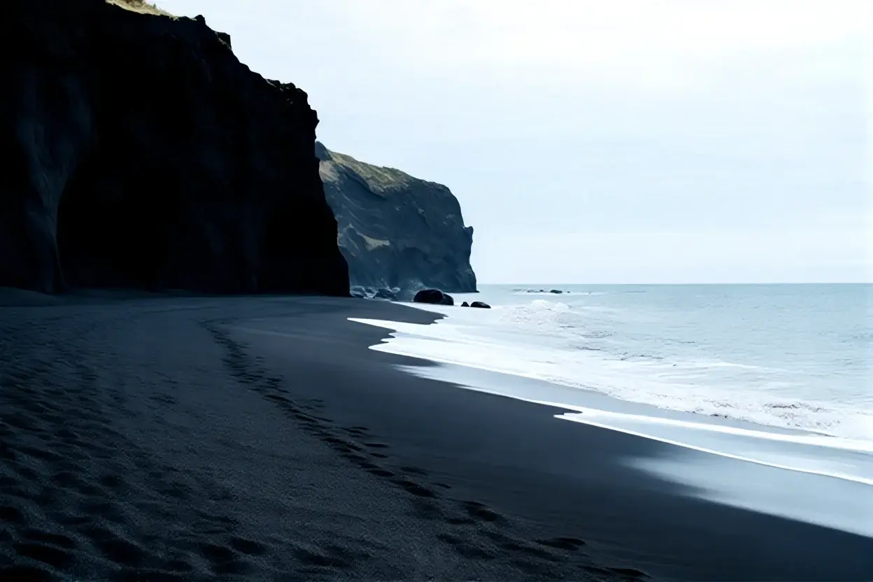 Playas de arena negra en Guatemala, vistas impresionantes y personas disfrutando del sol.