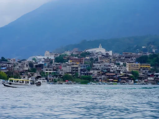 Lago de Atitlán con vistas de hoteles