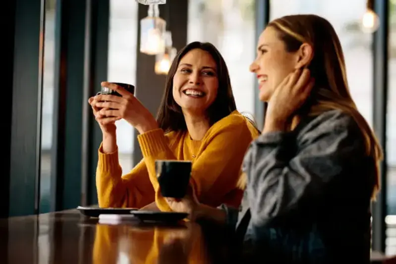 Taza de café y pastel en Café Barista en Flores Petén.